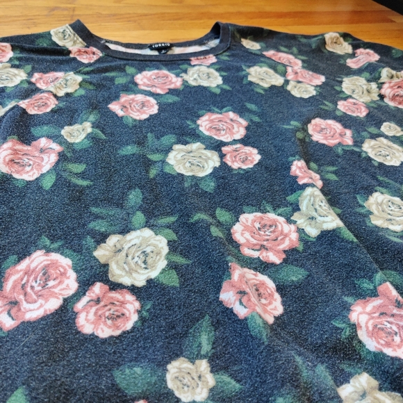 Torrid Floral Print Crewneck Pullover Sweatshirt Size 3 - Picture 2 of 7
